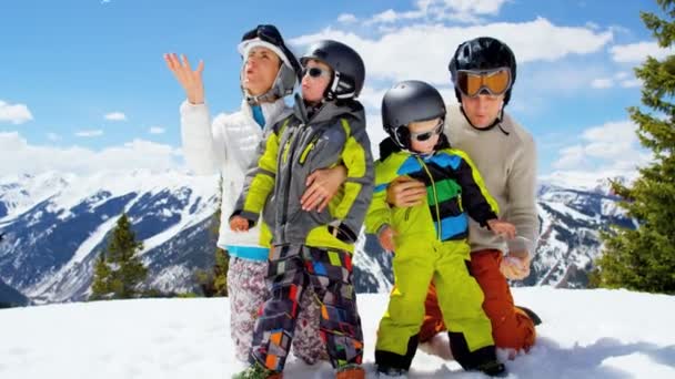 Familie mit Kindern genießt ihren Winterurlaub — Stockvideo