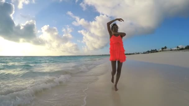 African American tjej njuter av semester på stranden — Stockvideo