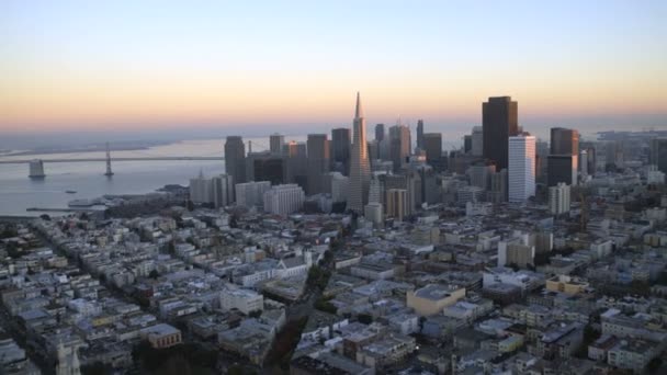 Luchtfoto van San Francisco bij zonsondergang — Stockvideo