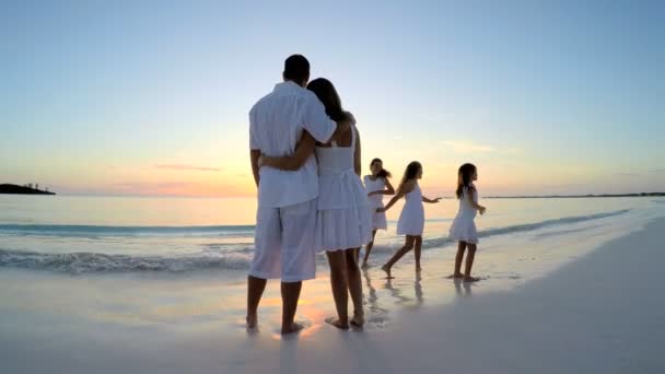 Kaukasische familie wandelen op strand — Stockvideo