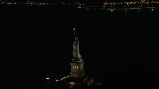 Freiheitsstatue in der Nacht in New York — Stockvideo