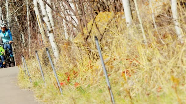 Famille avec enfants appréciant le vélo en plein air — Video