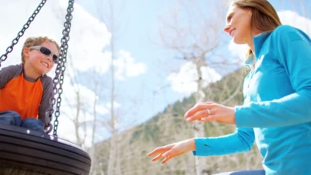 Mãe brincando com filho no playground — Vídeo de Stock