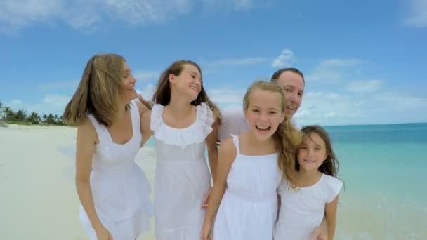 Familia caucásica disfrutando de vacaciones en la playa — Vídeo de stock