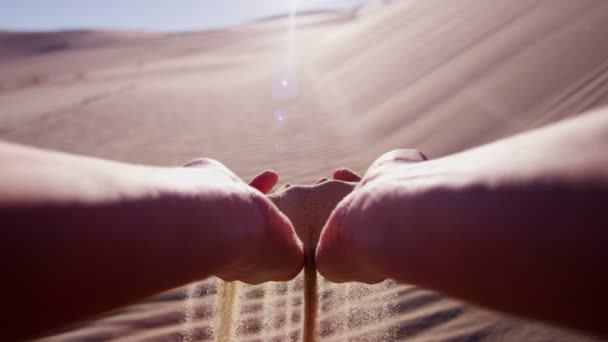 Vrouw strewing zand door de vingers — Stockvideo