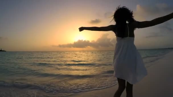 Chica afroamericana disfrutando de vacaciones en la playa — Vídeos de Stock