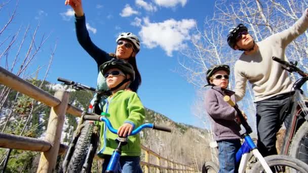 Famille avec enfants appréciant le vélo en plein air — Video
