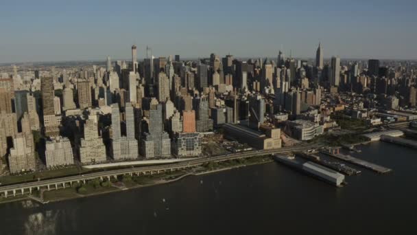 New York City met moderne wolkenkrabbers — Stockvideo