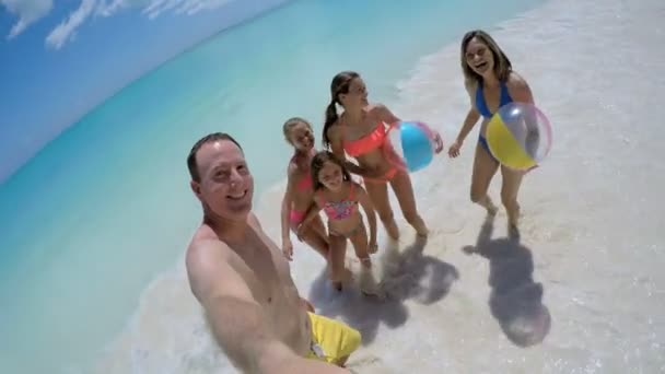 해변에서 휴가 즐기는 백인 가족 — 비디오