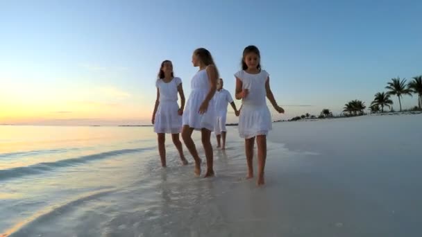 Famille caucasienne marche sur la plage de sable fin — Video