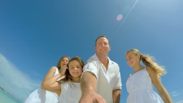 Familia caucásica disfrutando de vacaciones en la playa — Vídeos de Stock