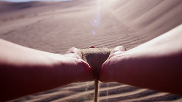 Femme jetant du sable à travers les doigts — Video