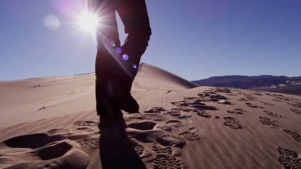 Explorador mujer caminando a través de dunas de arena — Vídeo de stock