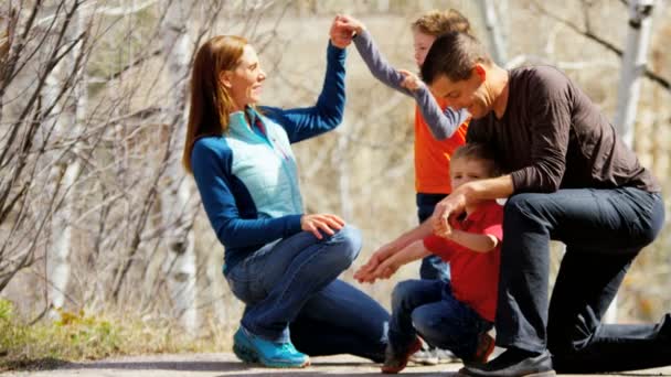 Famiglia con bambini godendo passeggiata all'aperto — Video Stock