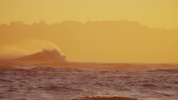Puesta de sol sobre las olas del océano Pacífico en Hawaii — Vídeo de stock