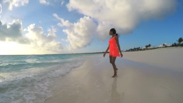 Афроамериканская девушка наслаждается отдыхом на пляже — стоковое видео