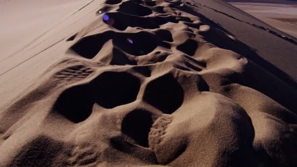 Passeggiare tra le dune di sabbia del deserto — Video Stock