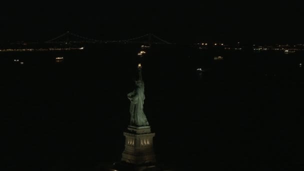 Estatua de la Libertad por la noche en Nueva York — Vídeos de Stock