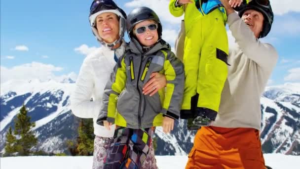 Familia con niños disfrutando de sus vacaciones de invierno — Vídeos de Stock