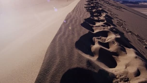 Caminando por dunas de arena del desierto — Vídeo de stock