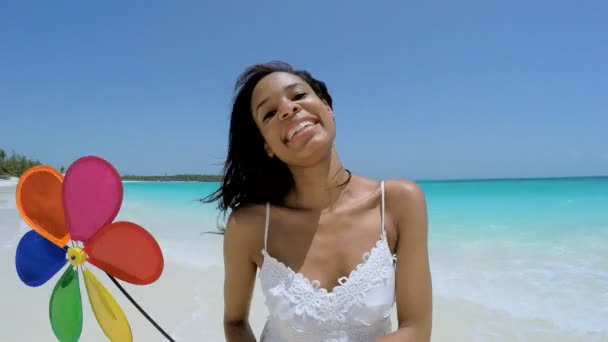 African American tjej att ha kul på stranden — Stockvideo