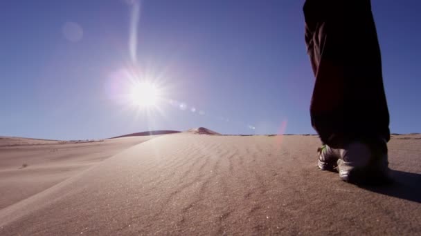 Женщина исследователь ходить по песчаным дюнам — стоковое видео