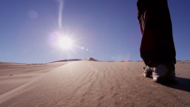 Explorador mujer caminando a través de dunas de arena — Vídeo de stock