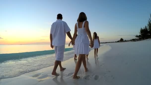 Caucasian family enjoying beach vacation at sunset — Stock Video