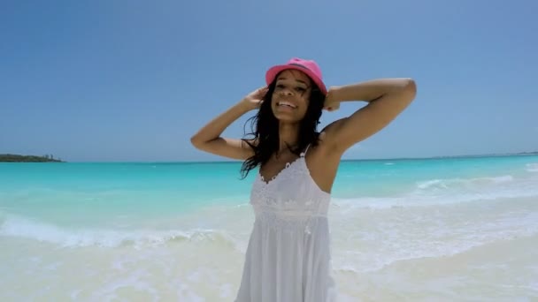 Ragazza afroamericana sulla spiaggia tropicale — Video Stock