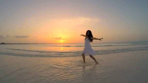 Menina chinesa em vestido branco dançando na praia — Vídeo de Stock