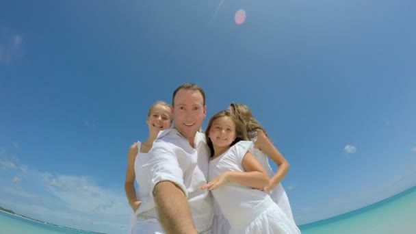 Família caucasiana desfrutando de férias na praia — Vídeo de Stock