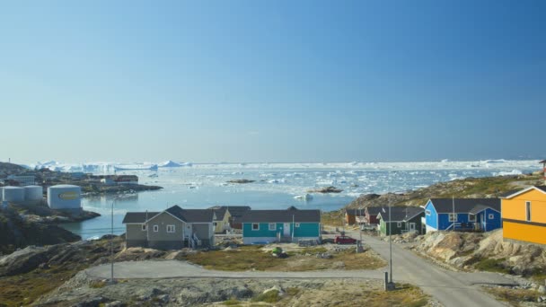 Ville arctique avec des maisons colorées — Video