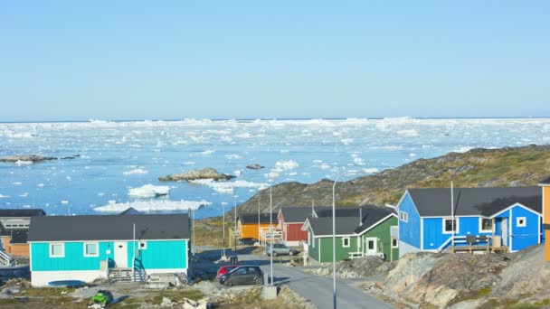 Ciudad ártica con casas coloridas — Vídeo de stock