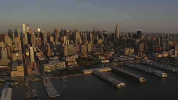Gökdelenleri olan New York şehri gökdelenleri — Stok video