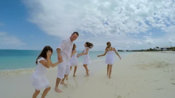 Família caucasiana desfrutando de férias na praia — Vídeo de Stock