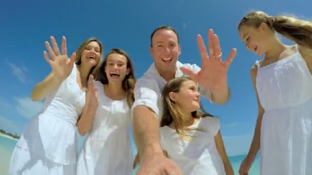 Família caucasiana desfrutando de férias na praia — Vídeo de Stock