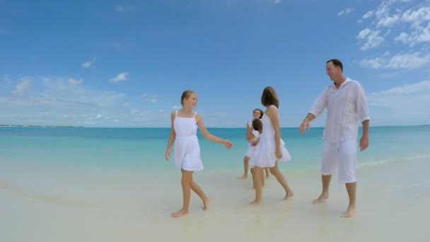 Familia caucásica disfrutando de vacaciones en la playa — Vídeos de Stock