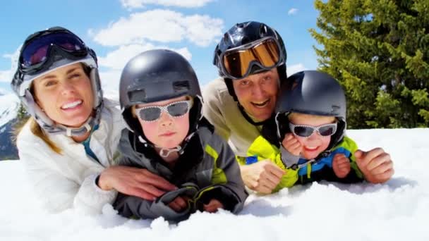 家庭及儿童享有他们的寒假 — 图库视频影像