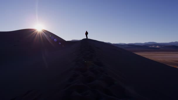 Explorador mujer caminando a través de dunas de arena — Vídeo de stock