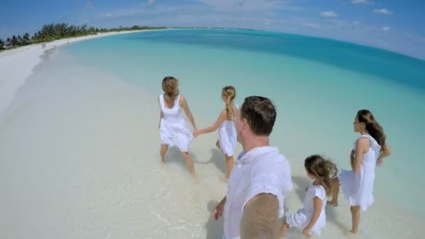 Família caucasiana desfrutando de férias na praia — Vídeo de Stock