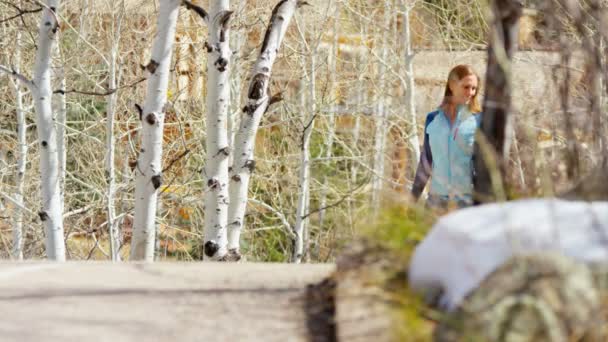 Familia con niños disfrutando de caminar al aire libre — Vídeos de Stock