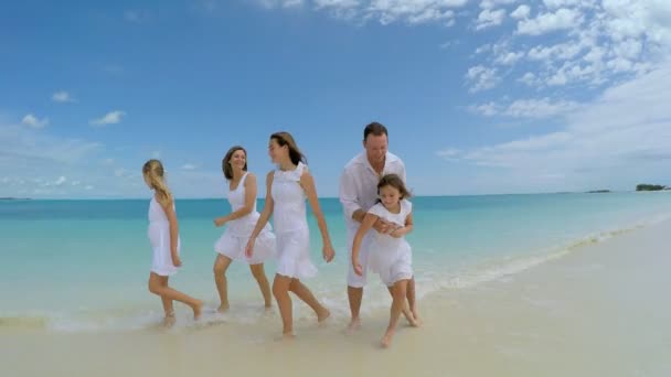 白人家族のビーチでの休暇を楽しんで — ストック動画