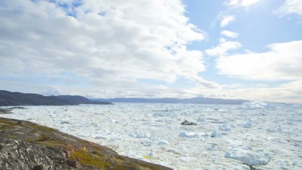 Nubes moviéndose sobre la bahía de Disko — Vídeos de Stock