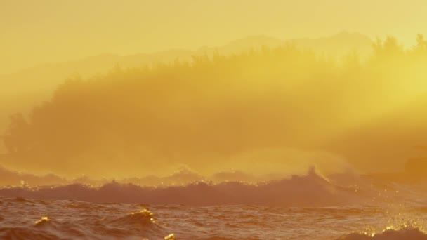 Zonsondergang over de oceaan golven op Hawaii — Stockvideo