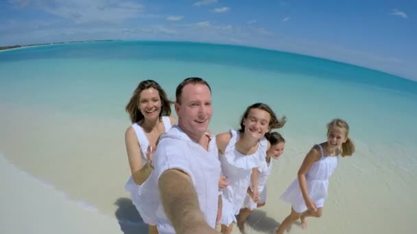 Familia caucásica disfrutando de vacaciones en la playa — Vídeo de stock