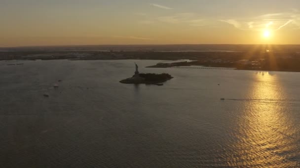 New York Frihetsgudinnan i solnedgången — Stockvideo
