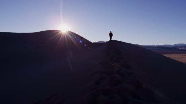 Woman explorer walking through sand dunes — Stock Video