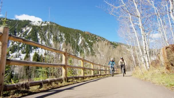 Молода пара насолоджується велосипедом на відкритому повітрі — стокове відео