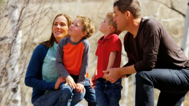 Famille avec enfants profitant de la promenade en plein air — Video