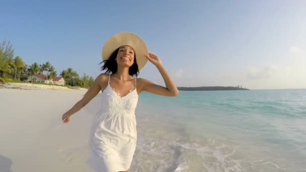 African American girl op tropisch strand — Stockvideo